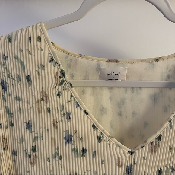 Aritzia Wildfred Daydreamer V-neck Blouse - Picture 3 of 3